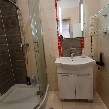 Obok Piotrkowskiej, Parking Gratis, Dostep Na Kod